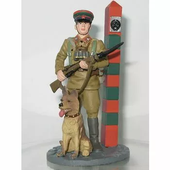 Сержант пограничных войск НКВД со служебной собакой, 1941–1943 гг